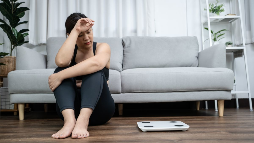 다이어트 정체기에 지쳐있는 여성,
출처 : Shutter stock free image
